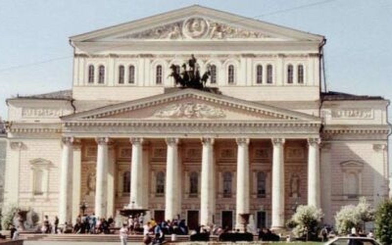 Фасад мечети Кордобы образован колоннами с двухцветной полосатой аркадой — арабской техникой.