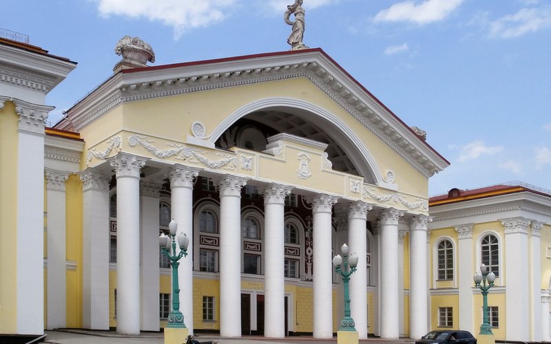 Жёлтые корни растения куркума светятся в ультрафиолете, как неоновая вывеска.