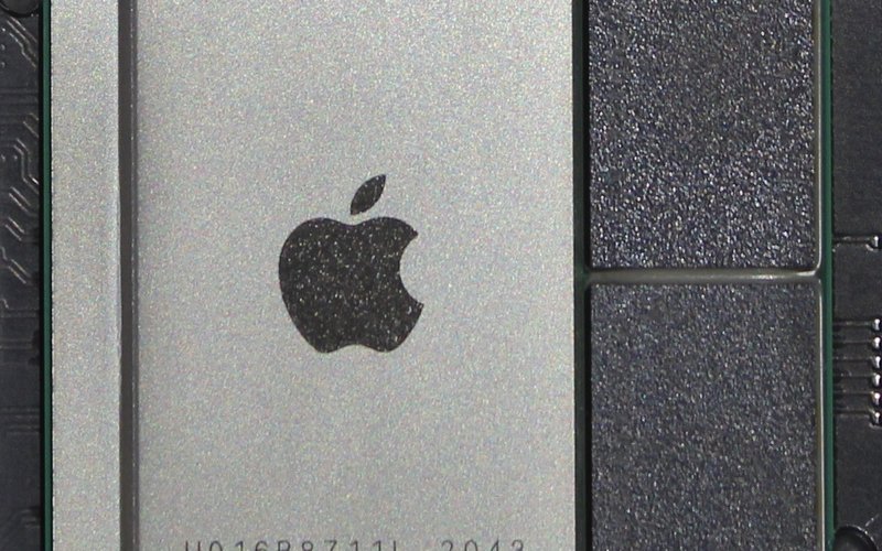 В чипах Apple M1 меньше транзисторов, чем в процессорах Intel, но они работают в 3 раза быстрее.
