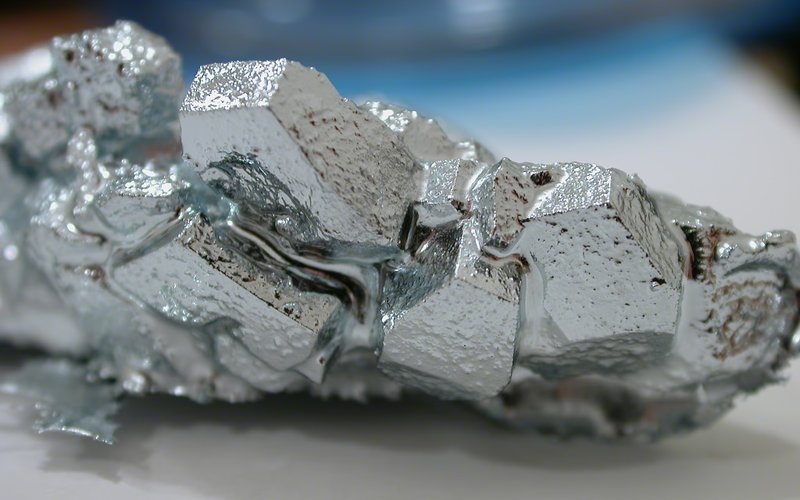 Галлий плавится в ладони при 29,76°C, но кипит при 2204°C — самый широкий диапазон жидкого состояния