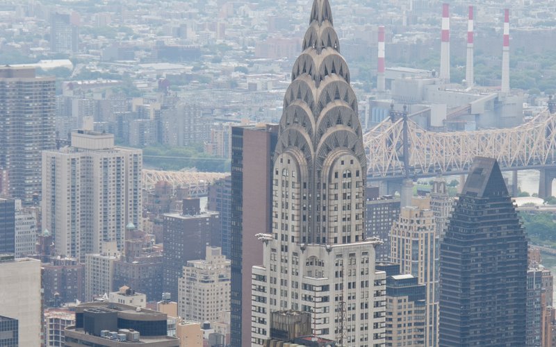 Небоскрёб Chrysler Building в Нью-Йорке содержит стальной каркас из 60 000 тонн металла и весит 391 