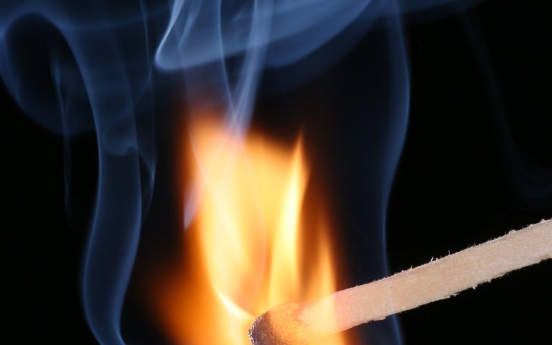 Феномен 'железного снега' на Марсе: ночью полярные шапки выделяют CO2, который замерзает и падает, к
