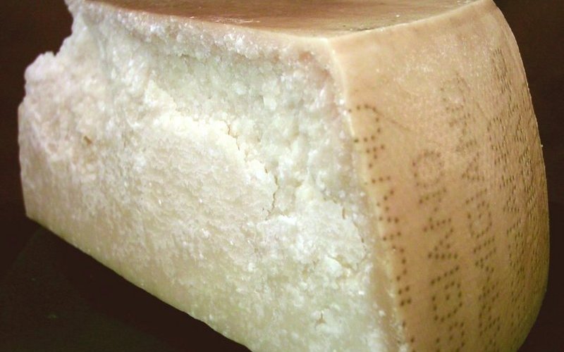 Сыр пармезан может содержать микроскопические кристаллы кальция, похрустывающие на зубах при жевании