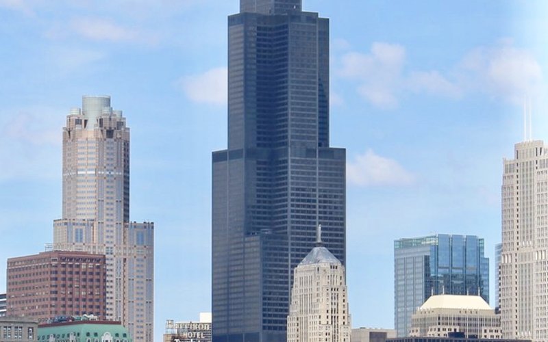 Небоскрёб Willis Tower в Чикаго (1973) при нагреве расширяется на 15 см в высоту, требуя компенсацио