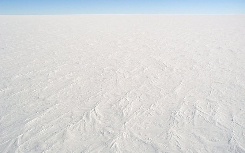 Ледниковые озёра под ледником Гренландии содержат воду, которая вытекает со скоростью 200 кубических