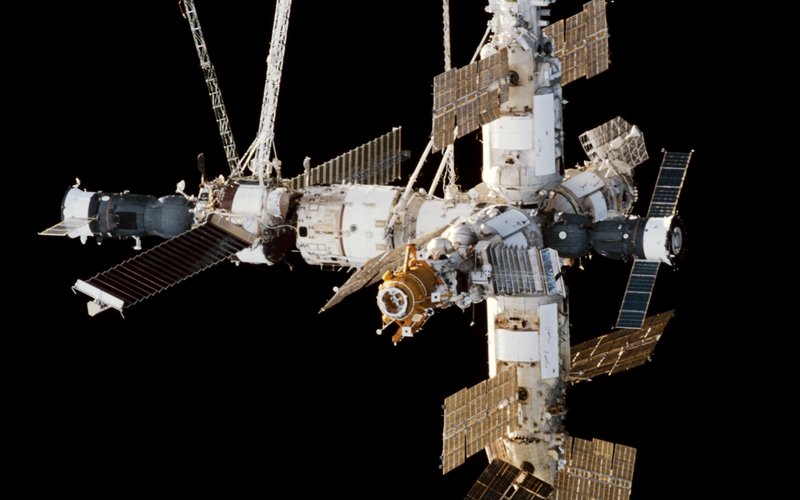 Станция Voyager 1, запущенная в 1977 году, всё ещё передаёт данные с расстояния 24 млрд км от Солнца