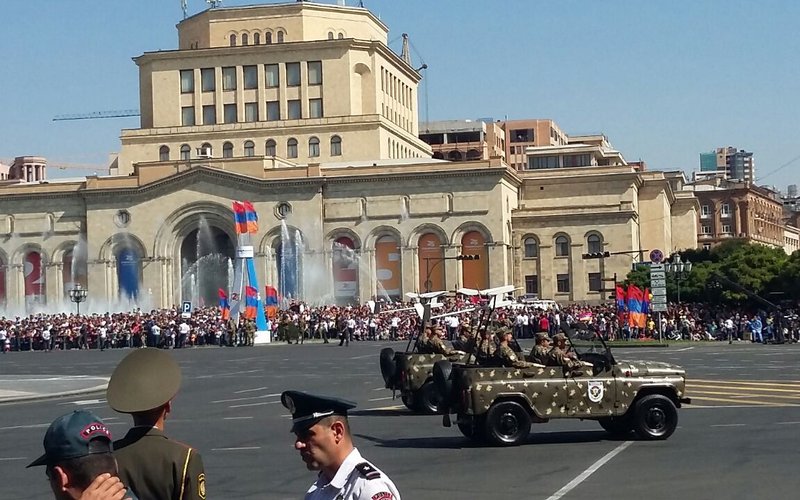 В базе 12 число 144 записывается как 100 (двенадцать в квадрате), создавая «удобные» круглые числа д