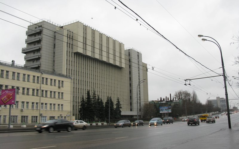 Органические полупроводники проводят ток через движение дырок в молекулярных орбиталях со скоростью 