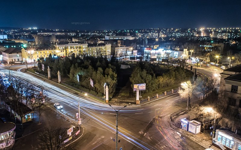 Площадь под кривой e^(-x²) от -∞ до +∞ равна √π, связывая анализ и геометрию через неожиданный корен
