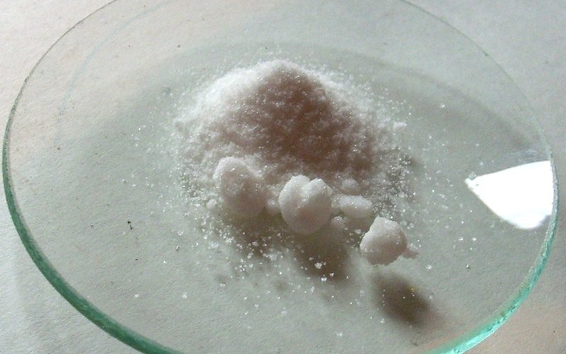 Гексаметилентетрамин (CH₂)₆N₄ при нагревании до 280°C разлагается на формальдегид и аммиак, запуская
