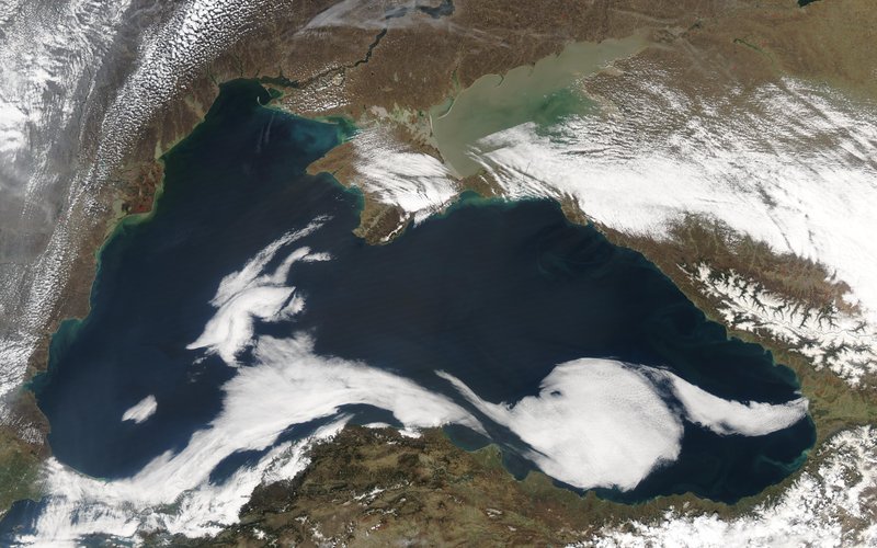Чёрное море в глубине 200 м содержит сероводород, из-за чего там нет жизни ниже этой отметки.