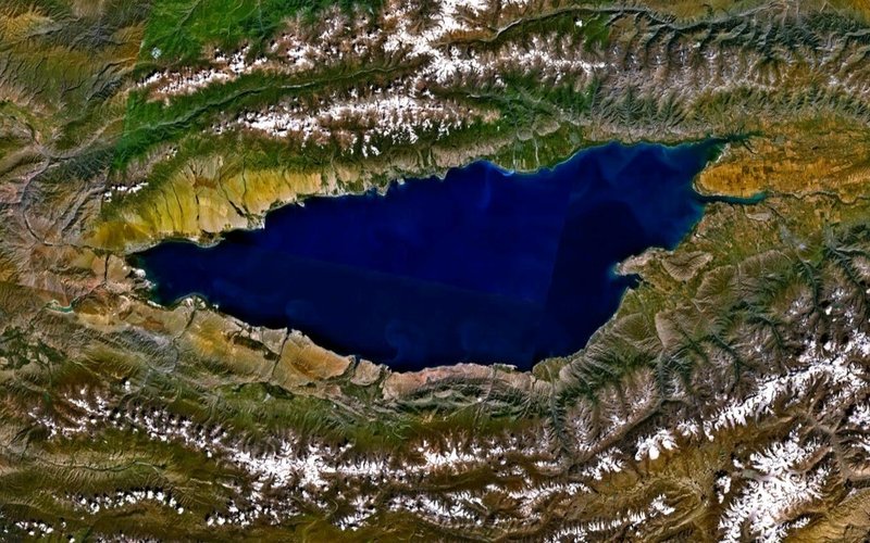 Озеро Иссык-Куль в Киргизии — второе по глубине озеро в мире (668 м), но никогда не замерзает, несмо