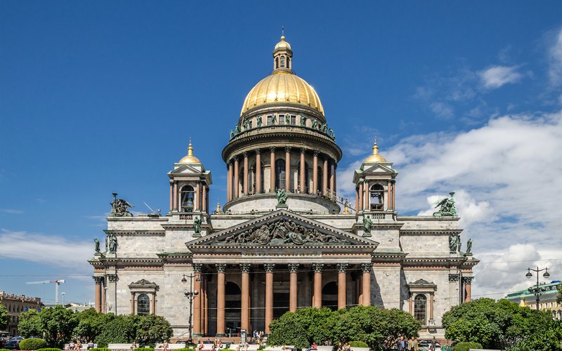 Собор Святой Софии в Константинополе (537) имеет парящий купол диаметром 31 м без внутренних опор, в