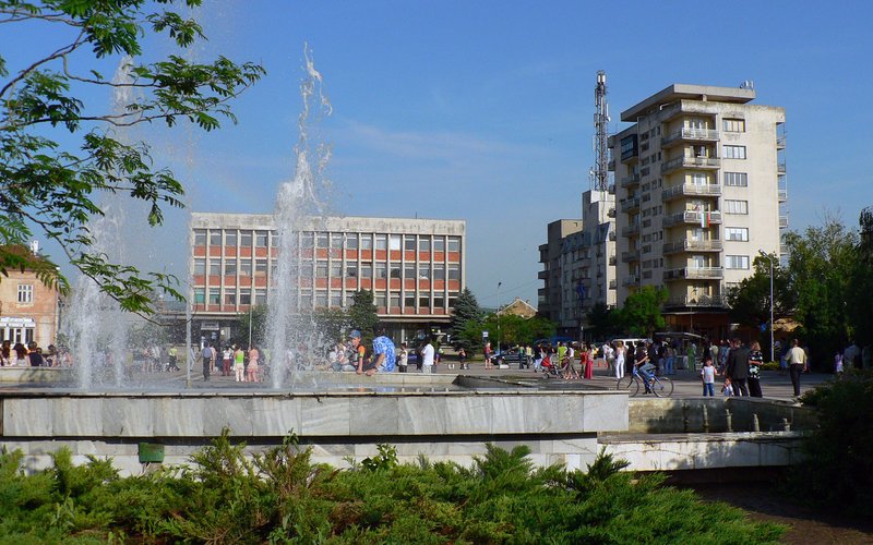 В полском языке буква 'ł' (л с чёрточкой) звучит как 'w' в английском 'water'.
