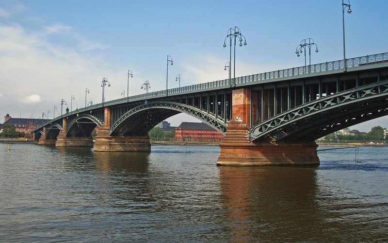 Мост Миллениум в Лондоне закрыли через 2 дня из-за волн людей.
